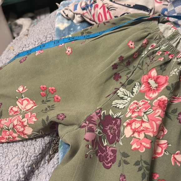 Woman’s green flower print peasant top blouse from Terra Sky - Picture 13 of 14